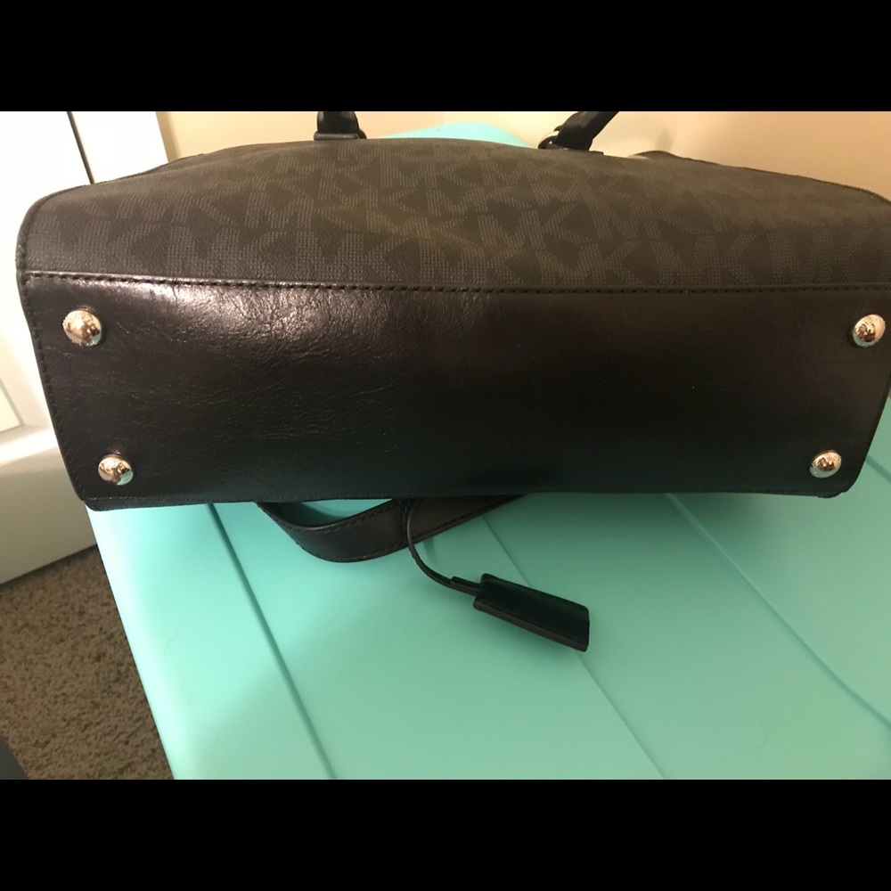 Michael Kors Lg Hand Bag/chains$250